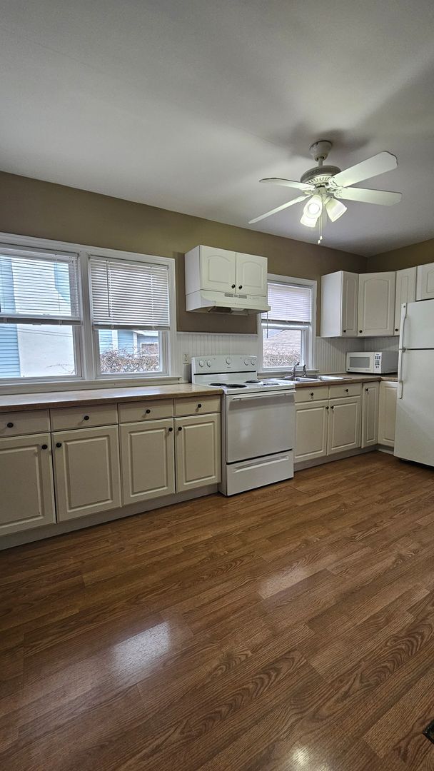 Building Photo - Great Location! Available NOW!