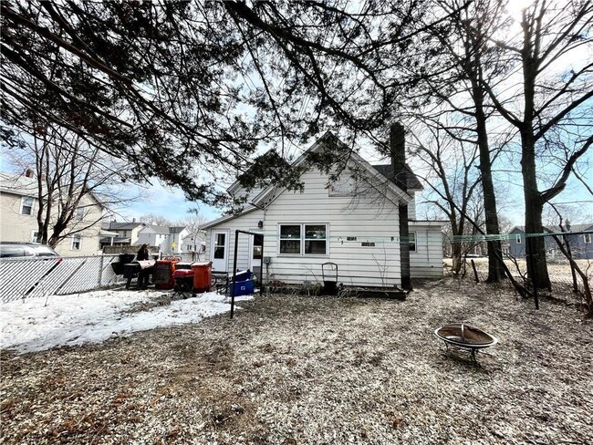 Building Photo - Single family home!! 4 bed 1 bath availabl...