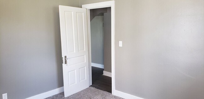 Building Photo - 103-832 S Washington St