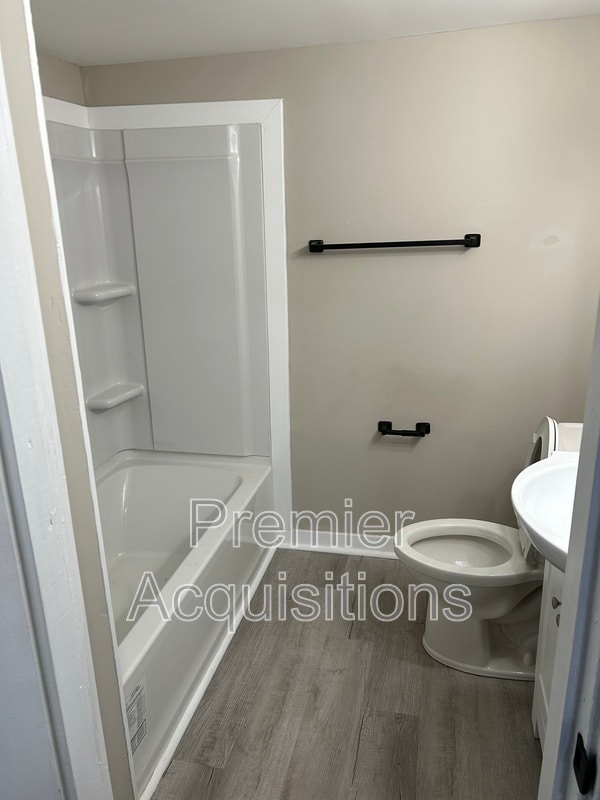 Building Photo - 825 Easton St