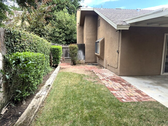 Building Photo - 875 E Cromwell Ave