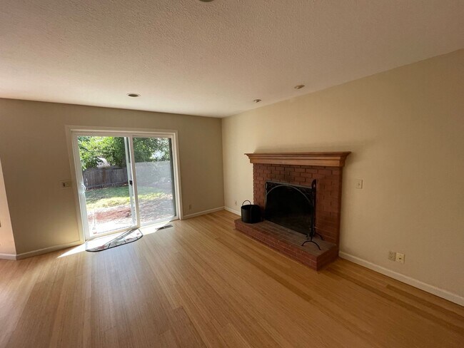 Building Photo - Fantastic 3 Bed/2 Bath Single Family Home on Blackburn St.