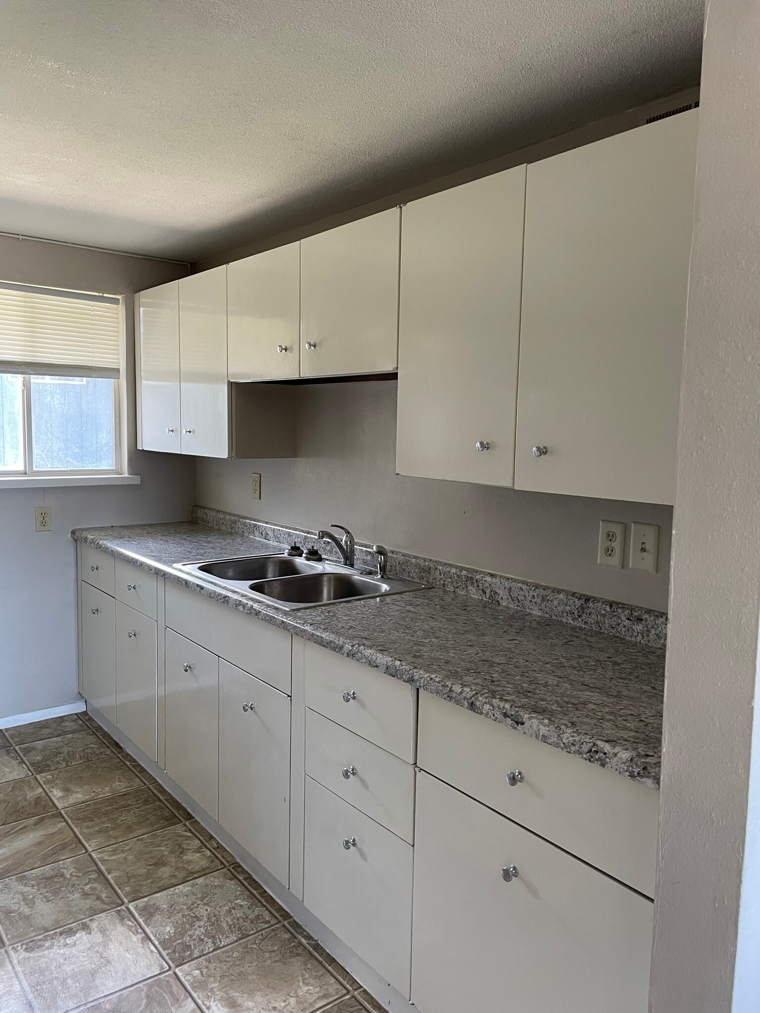 Kitchen - 131 E Nowlin St