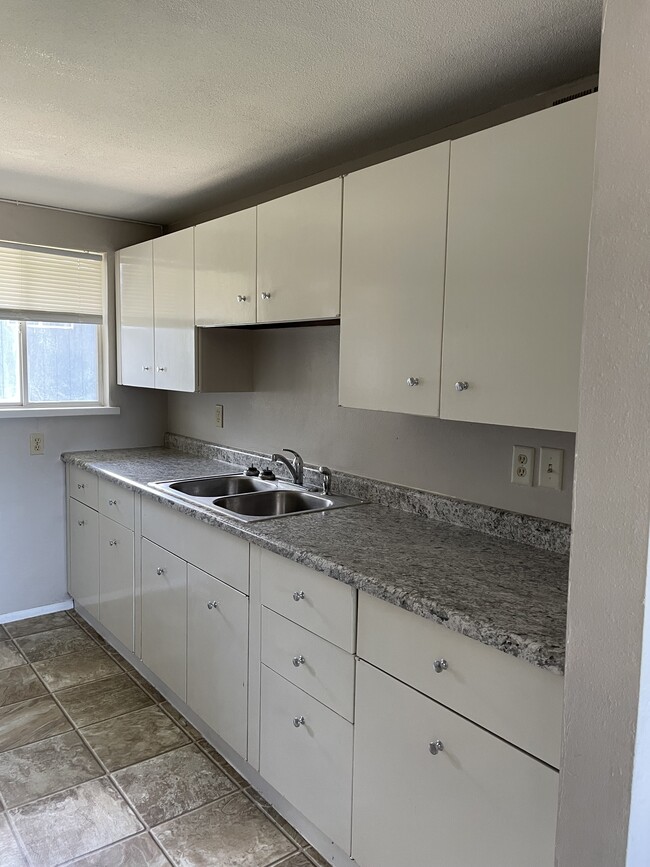 Kitchen - 131 E Nowlin St