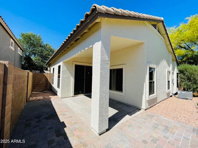 Building Photo - 841 E Lovegrass Dr