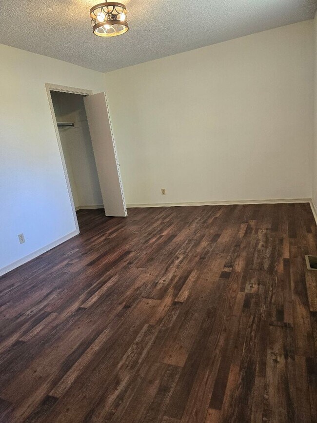 Building Photo - Newly Renovated 3/2/2 with Cul-de-Sac Location