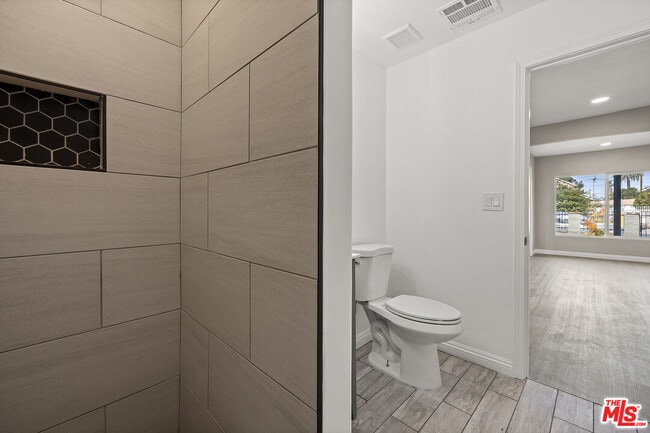 Building Photo - 1212 W 92nd St