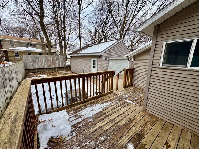 Building Photo - 103 Luton Ave SE