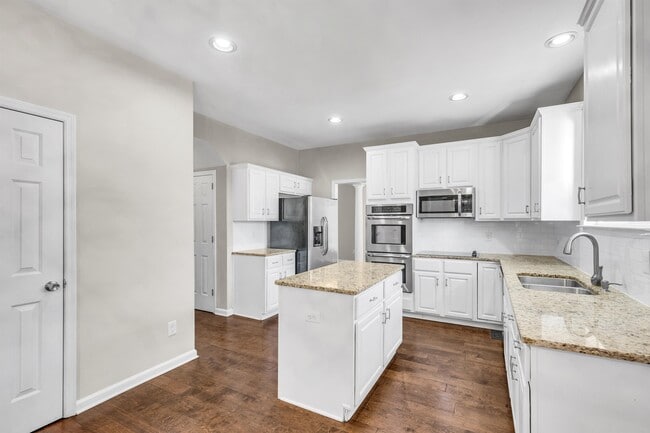 Building Photo - 605 Founders Pointe Blvd