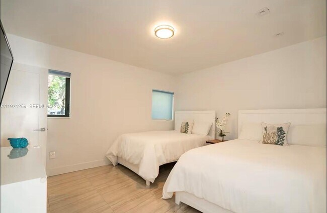 Building Photo - 45 SW 28th Rd