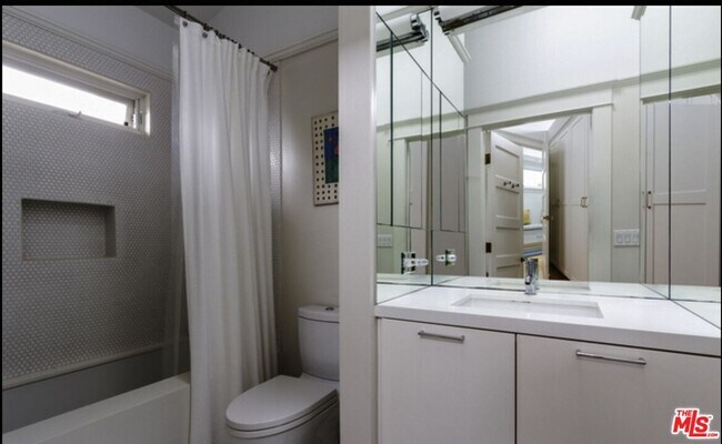 Building Photo - 652 Woodlawn Ave