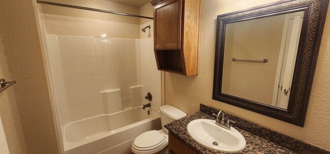 Building Photo - Lovely 2 Bed/2 Bath Duplex in Trimmier Est...