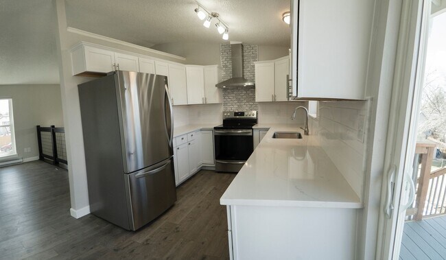 Building Photo - Beautifully Updated 4B/2B in Central Fort Collins! Quiet Neighborhood!