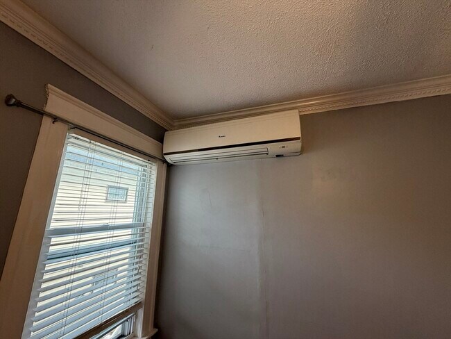 Building Photo - 20 Creston St