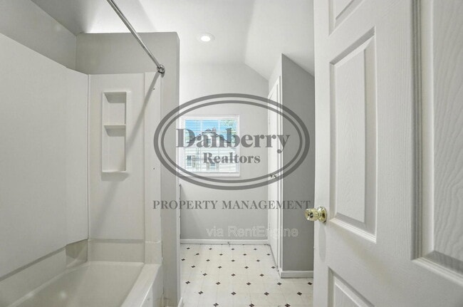 Building Photo - 822 Searles Rd