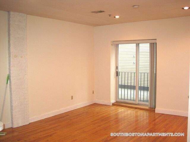 Building Photo - 550 E 3rd St