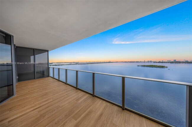 Primary Photo - 700 NE 24th St