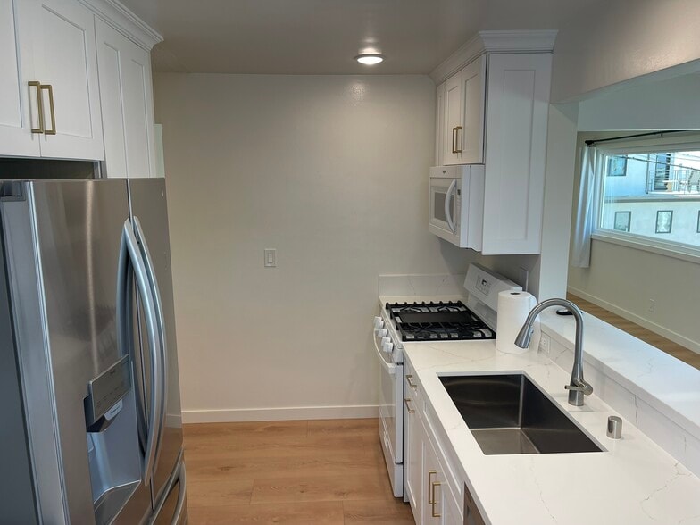 Single basin sink, single-lever faucet. - 1039 6th St