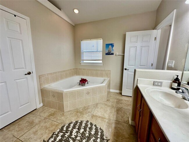 Building Photo - 1947 Fairway Loop