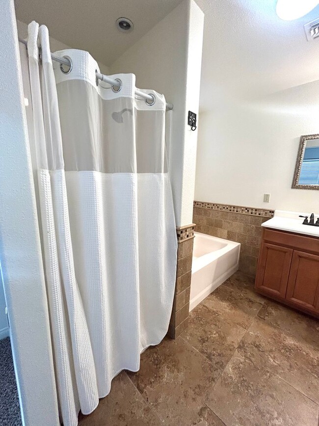 Building Photo - 4 Bedroom / 2 Bathroom efficient home