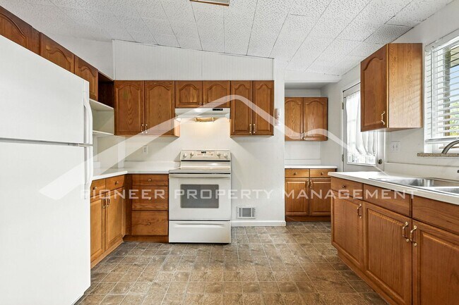 Building Photo - Charming Duplex with Washer/Dryer and Fenc...
