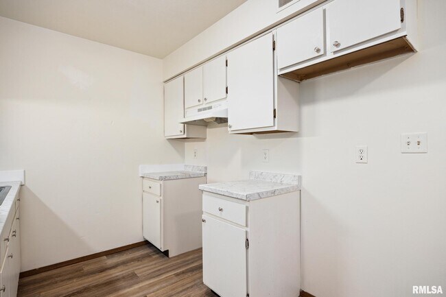 Building Photo - 1300 W Jeth Ct