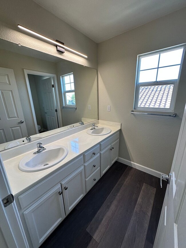 Building Photo - Beautiful 4 Bedroom, 2.5 Bath Tracy Home /...