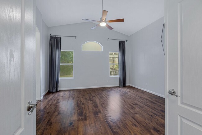 Building Photo - 4 Bedroom/2 Bathroom Remodeled home with S...