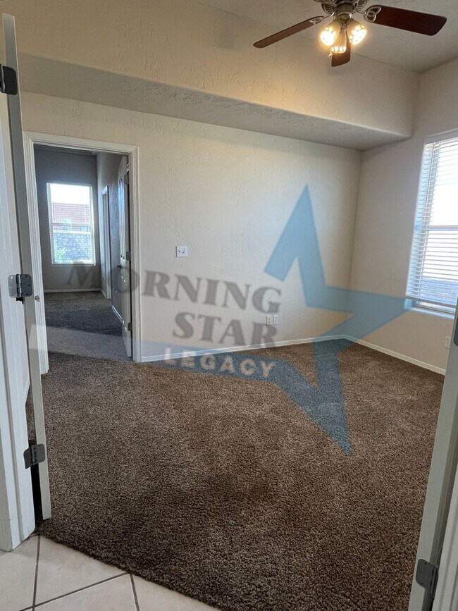 Building Photo - 3 Bedroom Home in Roadrunner Area!