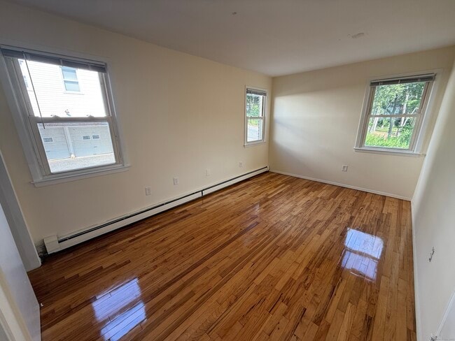 Building Photo - 324 Strawberry Hill Ave