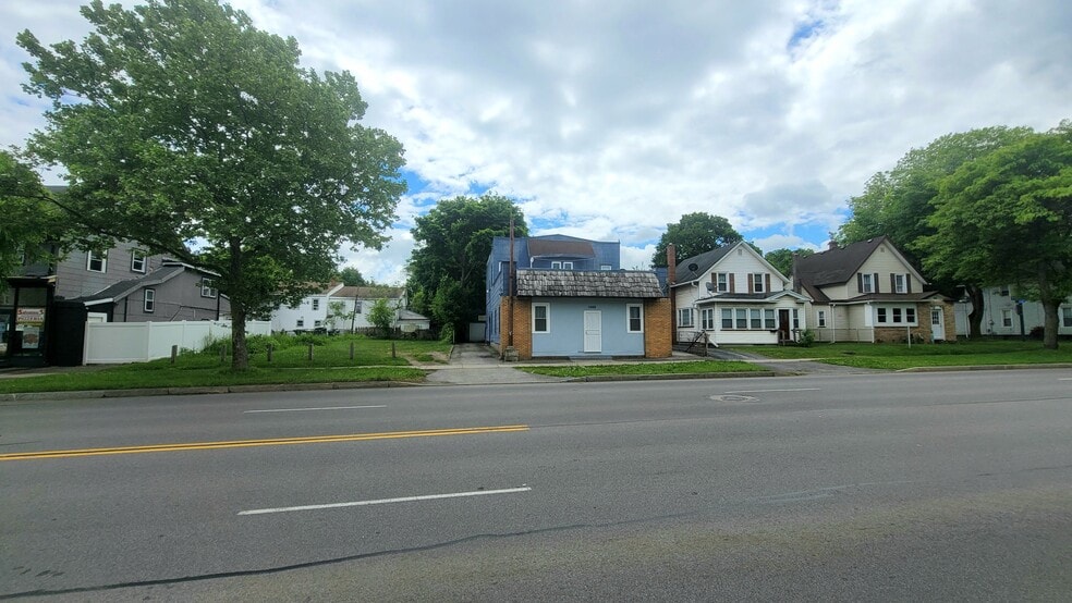 Building Photo - 3988 Lake Ave