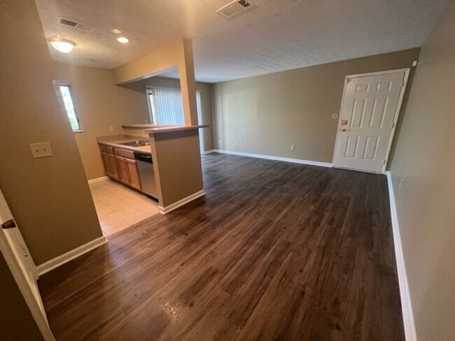 Building Photo - Campus View Apt-Walking Distance to UGA!