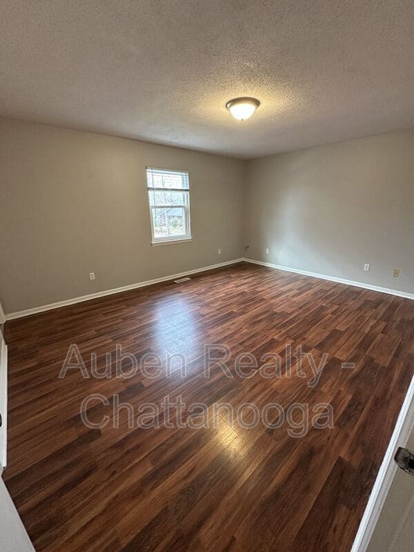 Building Photo - 1317 Village Green Dr