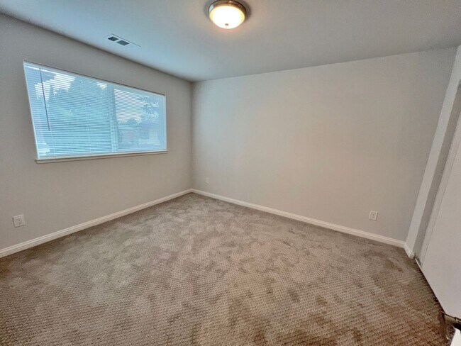 Building Photo - 1612 Mendenhall Dr