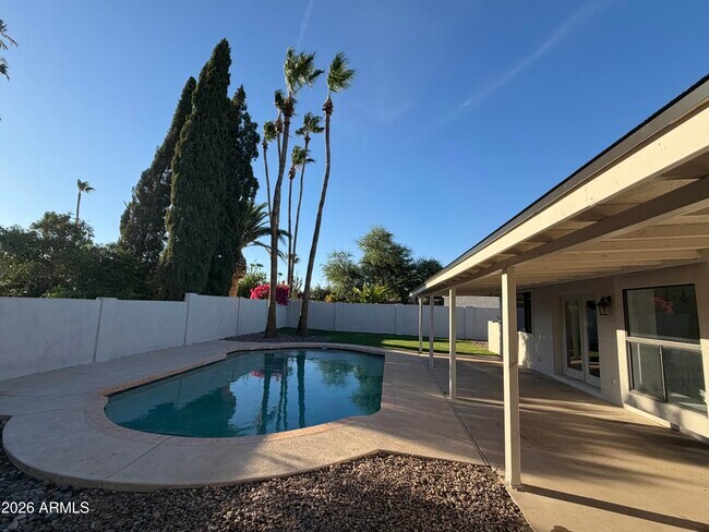 Building Photo - 6714 E Paradise Ln