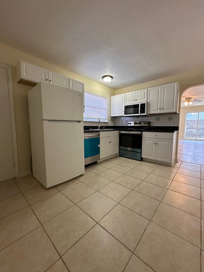 Building Photo - Malibu-4 Bedroom 2 Bath Single Family home