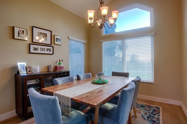 Building Photo - Beautiful, spacious 3 bedroom 2.5 bath hom...