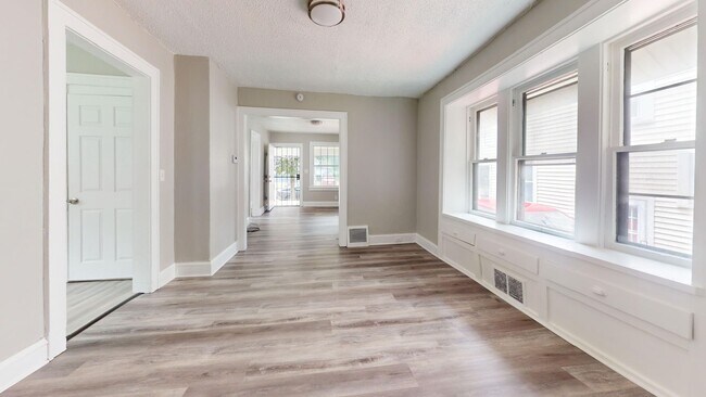 Building Photo - 703 Excelsior Ave