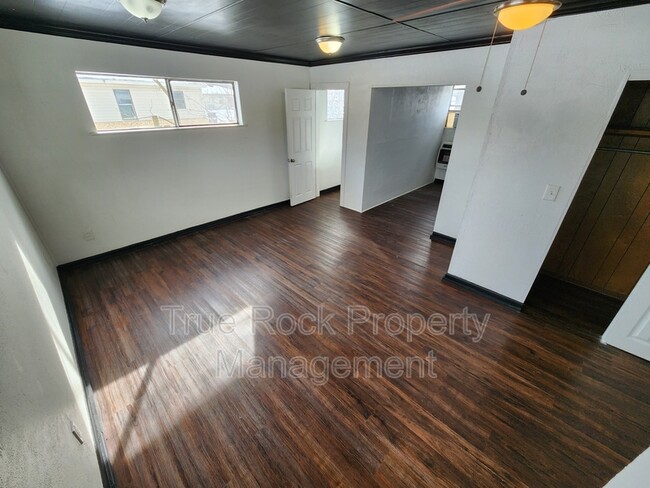 Building Photo - 631 N Hickory Ave