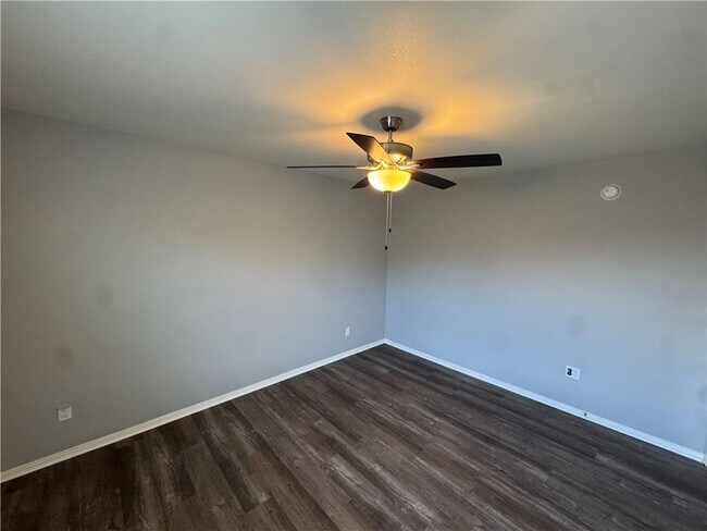 Building Photo - 1636 S Razorback Rd