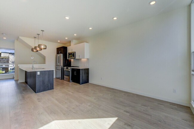Building Photo - Terrific Townhome