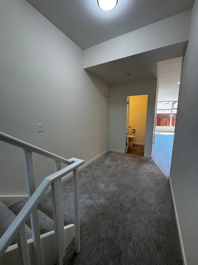 Building Photo - Gorgeous Updated 3-Bedroom Townhome in Pri...