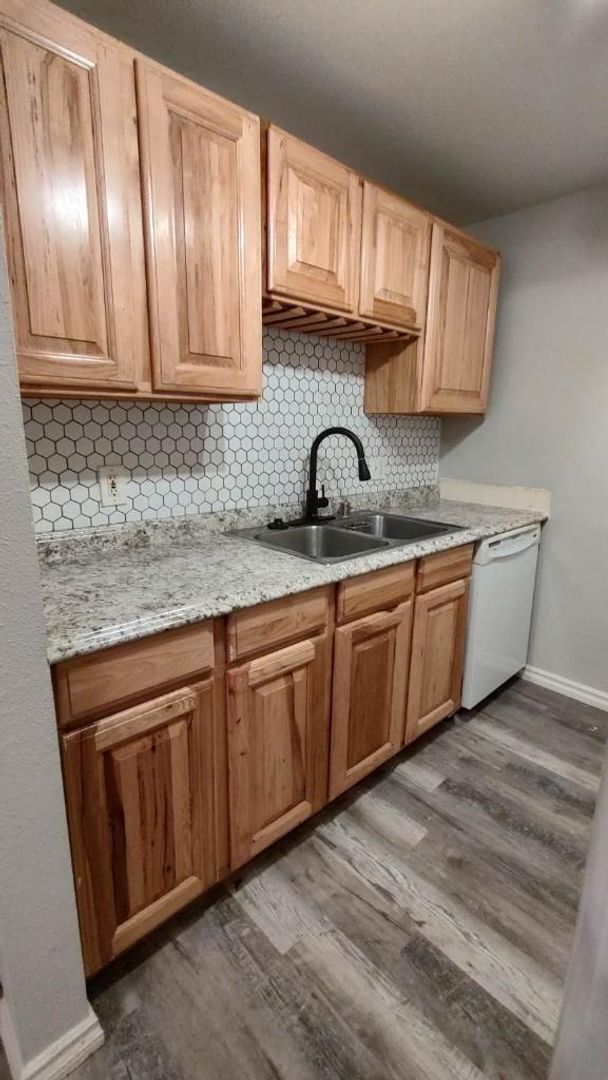 Primary Photo - 425 E Fountain Pl