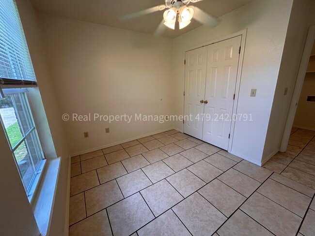 Building Photo - Move In Ready!! Cozy 3 Bed 2 Bath Duplex!