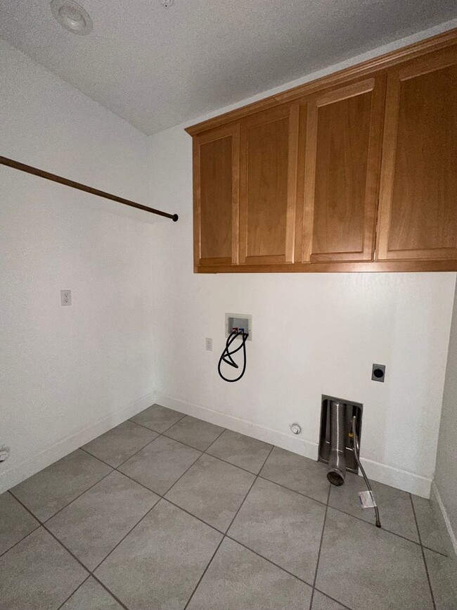 Building Photo - NW Visalia Home Coming Soon!