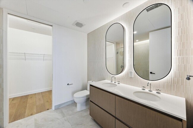 Building Photo - 610 Davis St