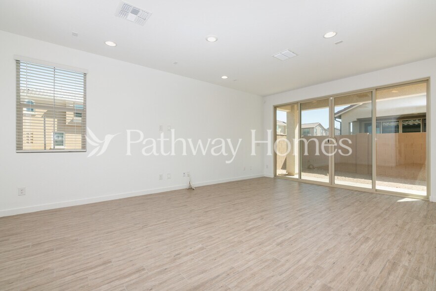 Building Photo - 9915 E Tiburon Ave