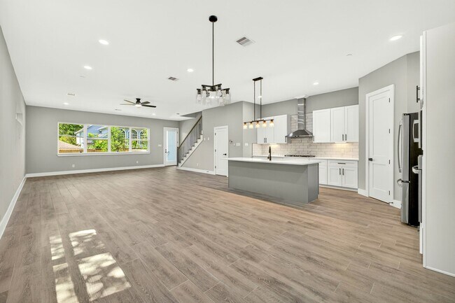 Building Photo - 4517 Larch Ln
