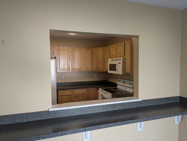 Building Photo - Immaculate End Unit in Desirable Weatherst...