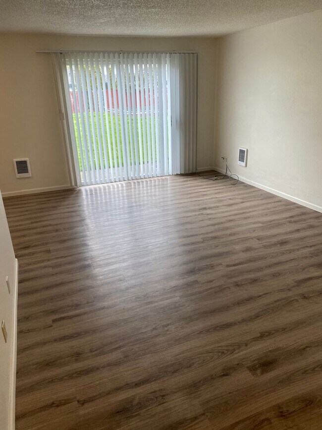Building Photo - (905) Draper Arms Apartments - 2 Bedroom / 1 Bathroom (UPDATED)